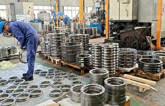 无齿式小型回转支承